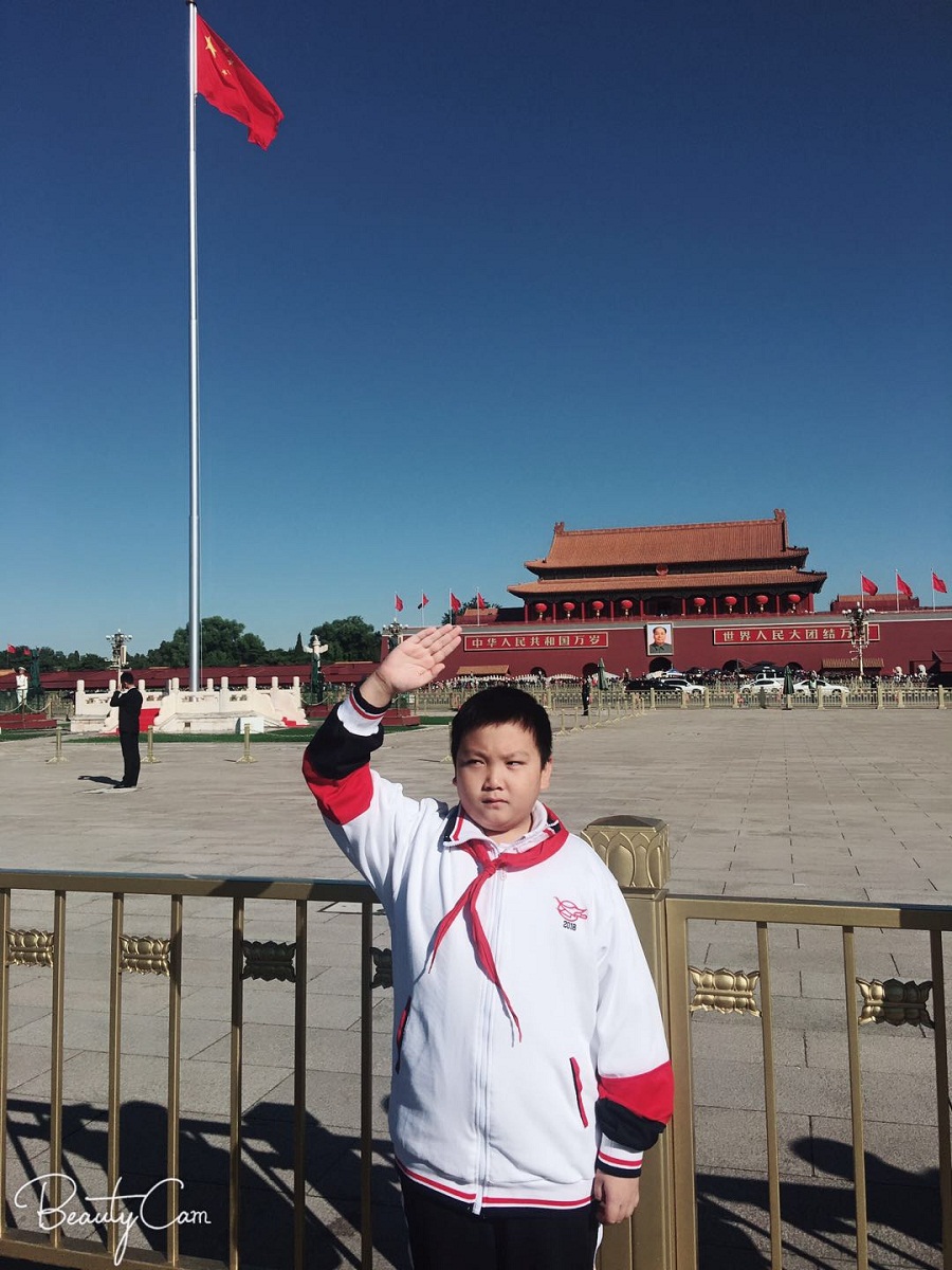 陈经纶中学各校区开展"向国旗敬礼"活动