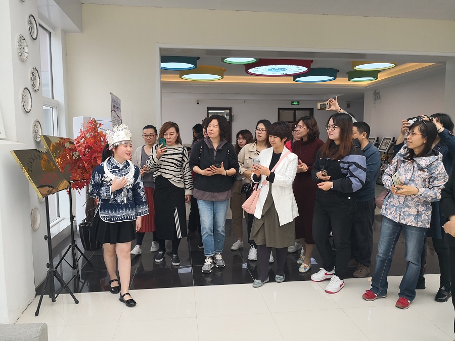 2学生介绍蓝印绘染课程整体情况