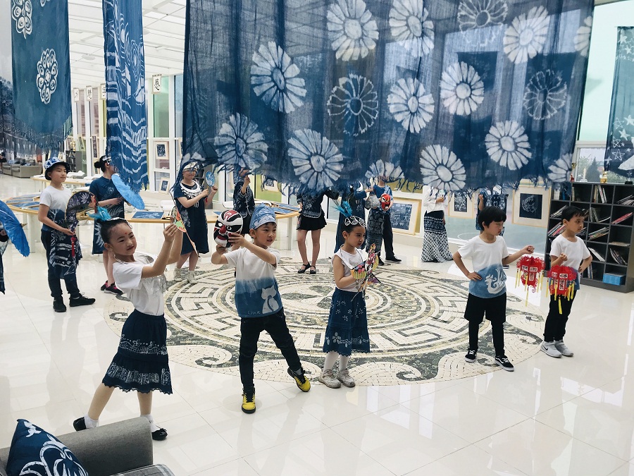 3学生蜡染服装秀展示