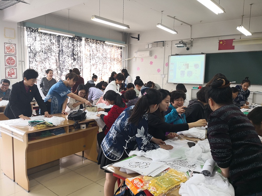 5参训教师现场体验蜡染围巾制作