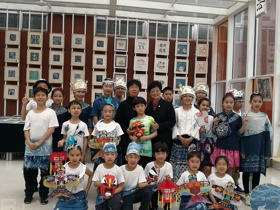 6米君兰副秘书长与服装秀展示学生合影