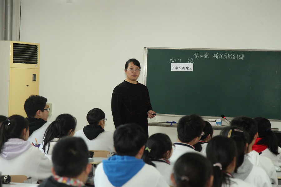 3陈经纶中学区级学科带头人王洪燕老师讲授历史展示课