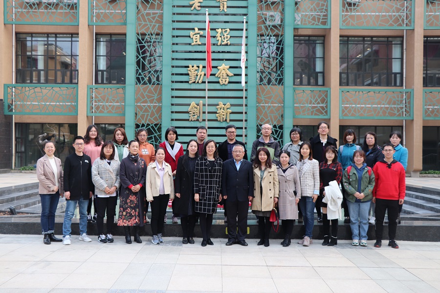 5-与会教师合影留念