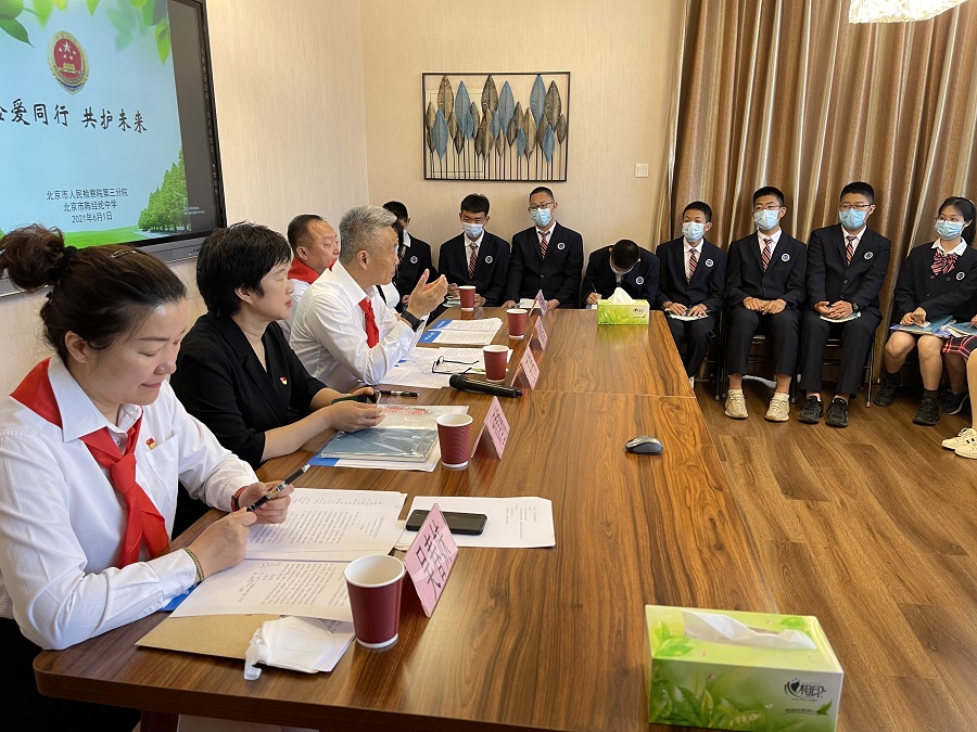 4-王伟检察长与师生代表、家长代表座谈