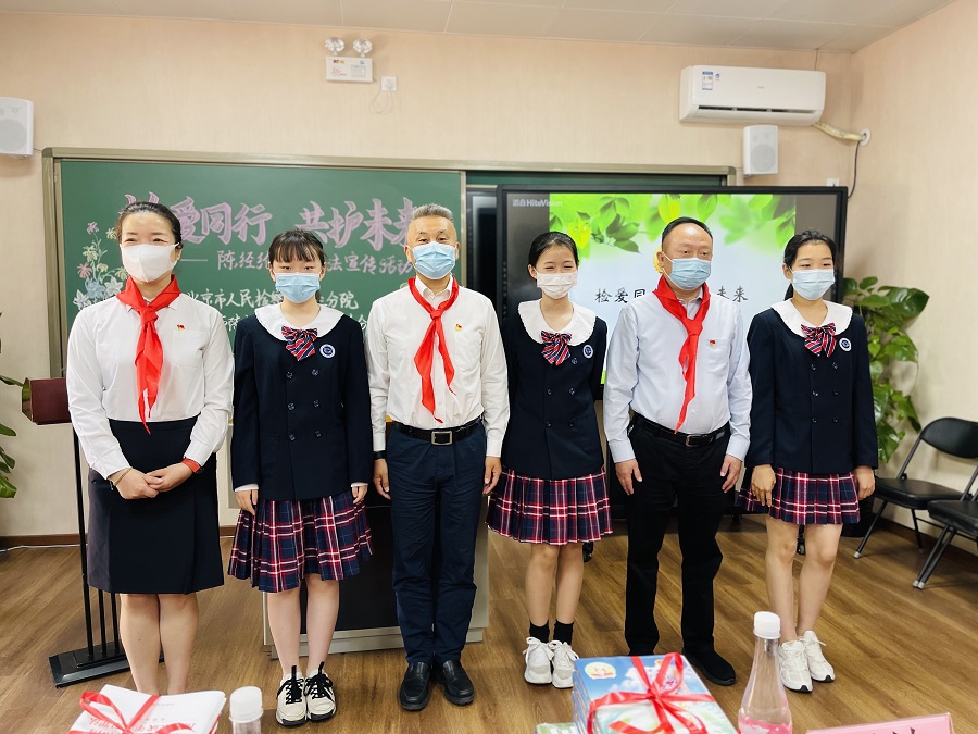 7-学生代表为参会领导佩戴红领巾