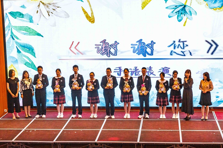 4-向毕业生赠送经纶小熊