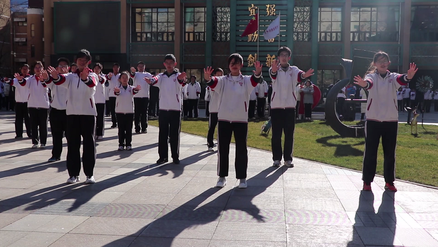 2-学生参加快闪活动