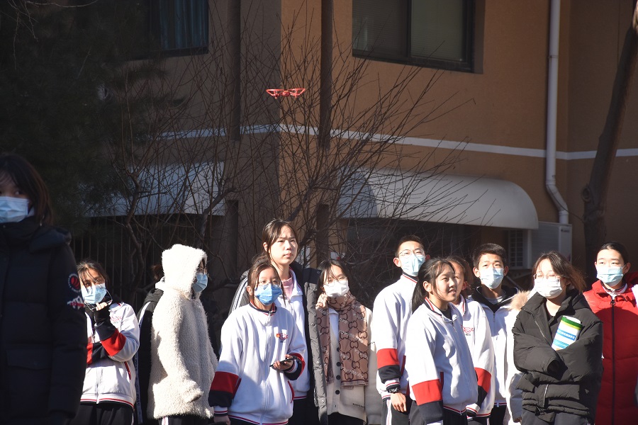 4-众多学生观看并参与