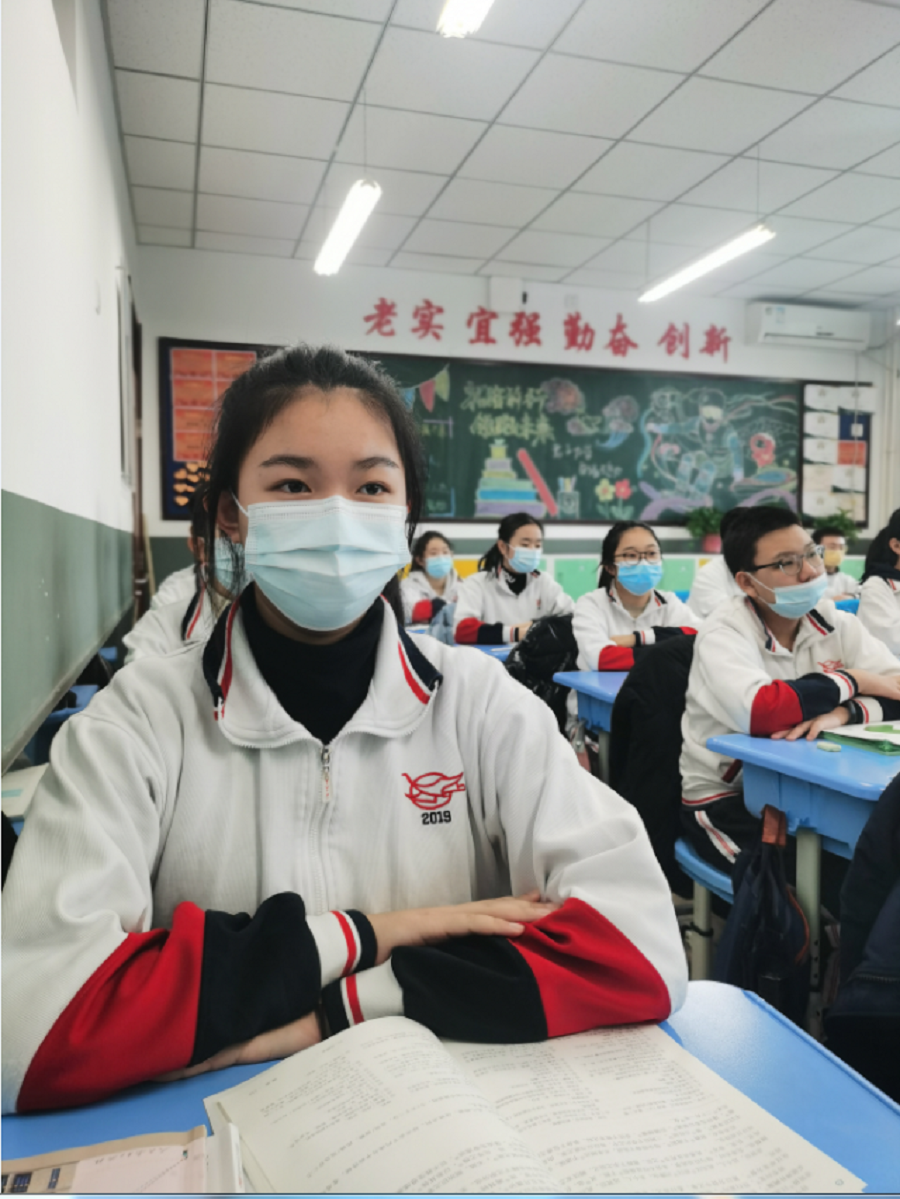 05同学们聆听开学典礼发言