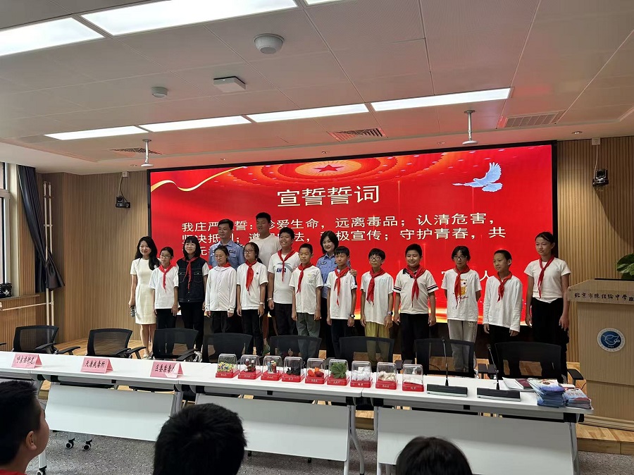 4与授课警官合影--fm