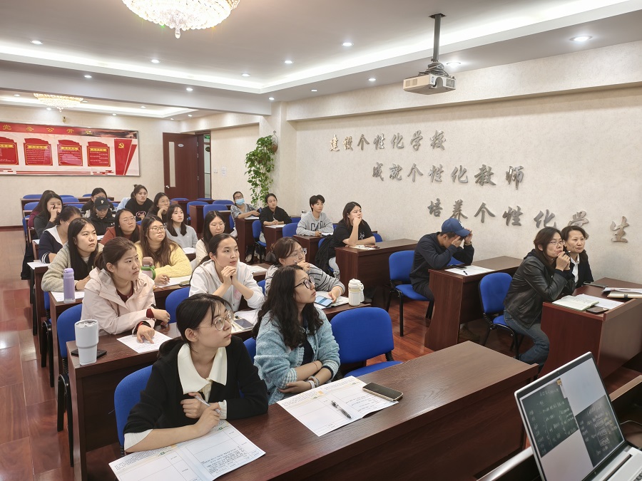 2青年教师认真听讲