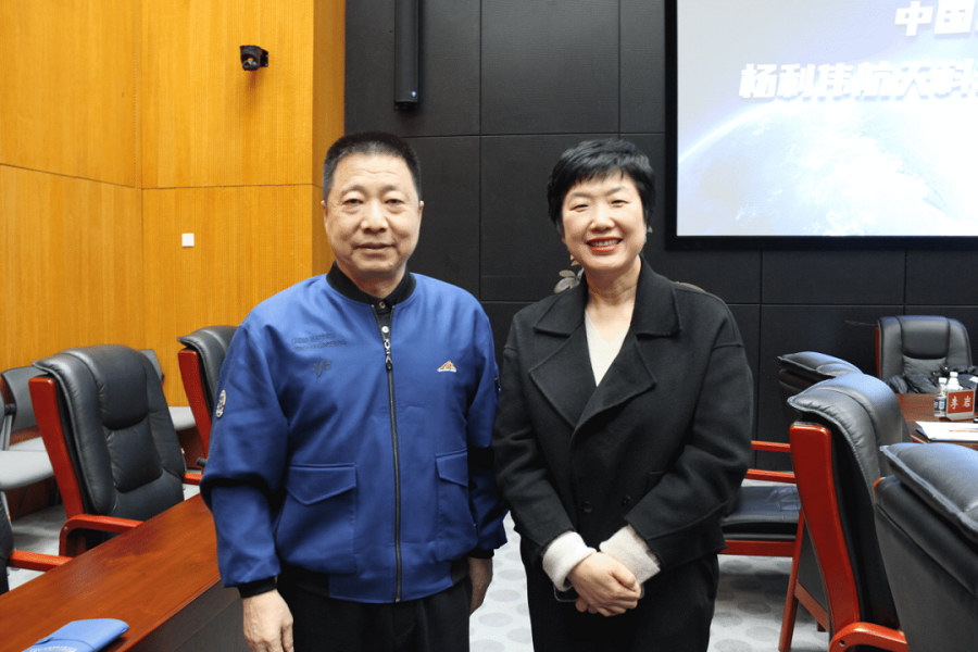 3刘雪梅校长与航天英雄杨利伟合影--封面