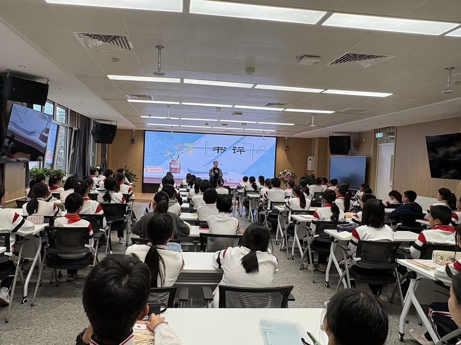 1初一备课组关宇老师为学生授课--封面